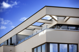 Moderne Hausecke mit Fenster in Schorndorf bei sonnigem Himmel