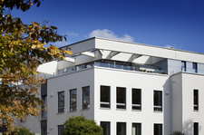 Fenster Filderstadt - Weisses Mehrfamilienhaus mit bodentiefen Holz-Aluminium-Fenstern